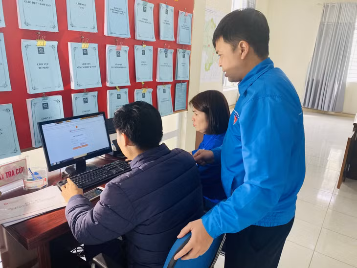 Đoàn viên thanh niên huyện Ba Chẽ hướng dẫn công dân lập tài khoản dịch vụ công tại Trung tâm Hành chính công huyện.