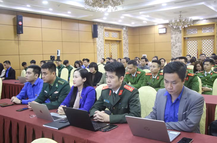 Cán bộ Đoàn, ĐVTN dự hội nghị tại điểm cầu TP Hạ Long.