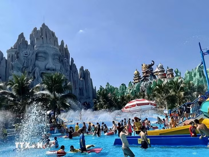 Khu du lịch Suối Tiên hấp dẫn đông đảo du khách đến Thành phố Hồ Chí Minh. (Ảnh: Mỹ Phương/TTXVN)