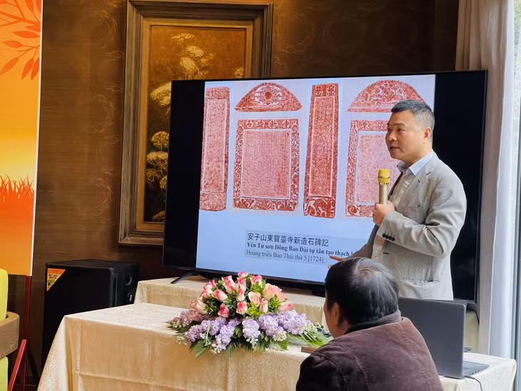 Tiến sĩ Nguyễn Văn Anh, Trường Đại học KHXH&amp;NV (Đại học Quốc gia Hà Nội) trình bày tham luận về Hệ thống chùa tháp Phật giáo Trúc Lâm trên dãy Yên Tử và dấu ấn của Tam tổ Huyền Quang.