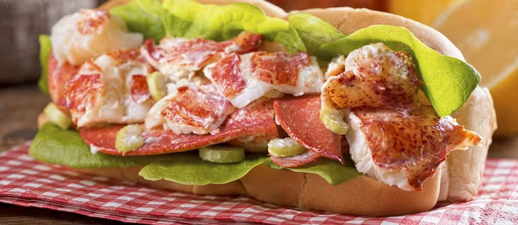 Món bánh mì kẹp tôm hùm được ví như một đặc sản của vùng Maine. Ảnh: Taste Atlas