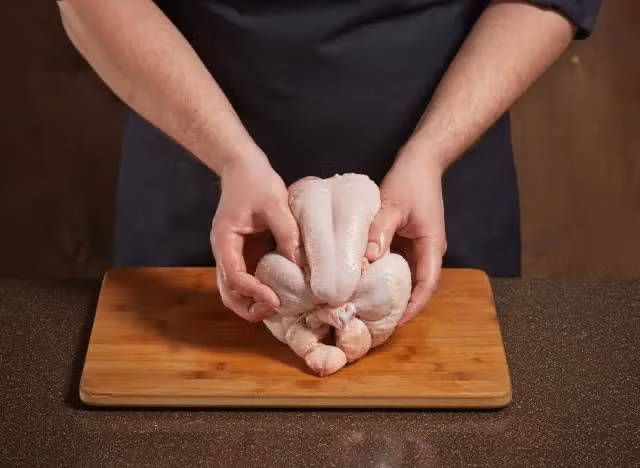 Điều quan trọng để tránh ngộ độc hay nhiễm khuẩn từ thịt gà chính là nắm được cách nhận biết, dấu hiệu thịt gà bị hỏng (Ảnh: Internet)