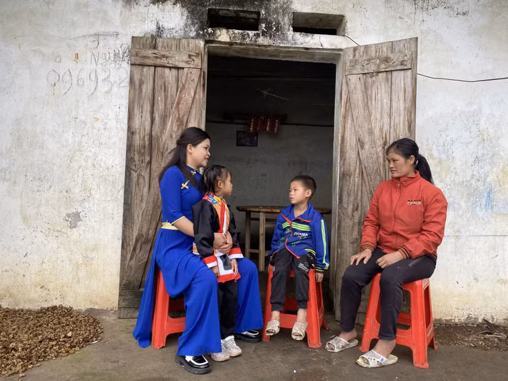 Cô giáo Nguyễn Thị Thủy tới nhà vận động phụ huynh cho trẻ đến trường.