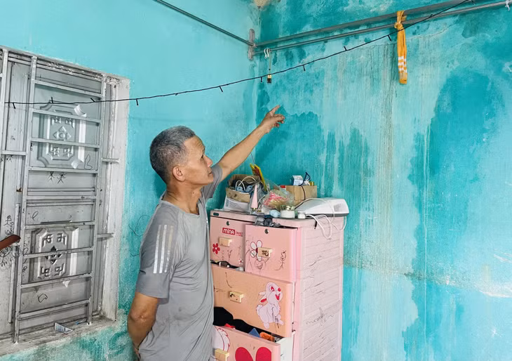 Ngôi nhà của gia đình ông Phạm Văn Ước (khu Cát Thành) đã xuống cấp nhưng không thể xây mới vì vướng quy hoạch Dự án.