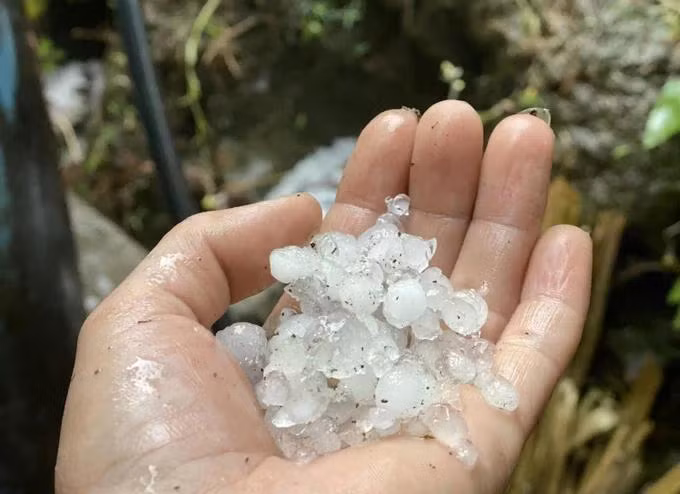 Mưa đá tại huyện Mù Cang Chải sáng nay 28/3. Ảnh: Người dân cung cấp