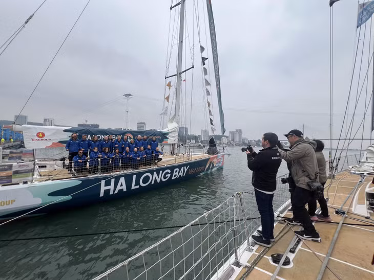 Đội Ha Long Bay, Việt Nam chụp hình lưu niệm tại cảng tàu khách quốc tế Hạ Long. Ảnh: Trúc Linh.