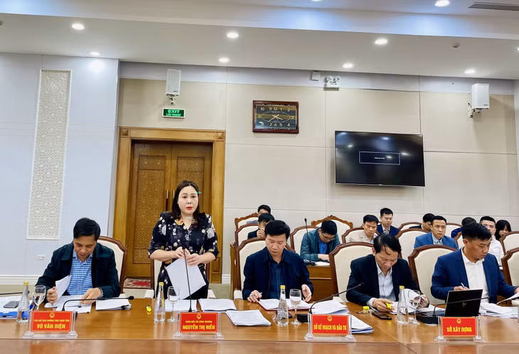 Đồng chí Nguyễn Thị Hiền, Giám đốc Sở Công Thương báo cáo về tình hình sản xuất và sử dụng điện, công tác quản lý vận hành, đầu tư xây dựng hệ thống lưới điện trên địa bàn tỉnh.