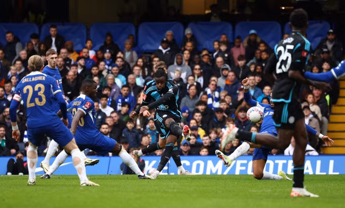 Tiền đạo Leicester City Stephy Mavididi ghi bàn gỡ hòa 2-2 trong trận thua Chelsea 2-4 ở tứ kết Cup FA trên sân Stamford Bridge ngày 17/3/2024. Ảnh: Reuters