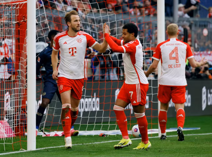 Kane (trái) mừng bàn trong trận Bayern 8-1 Mainz ở vòng 25 Bundesliga tối 9/3 trên sân Allianz Arena. Ảnh: Reuters