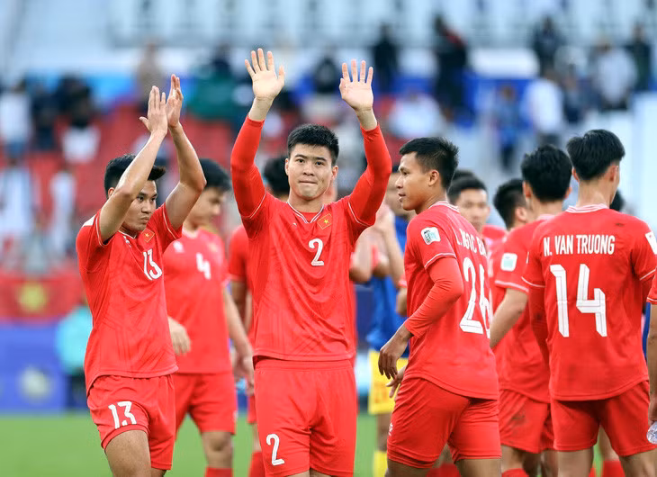 Duy Mạnh (số 2) không có tên trong danh sách tuyển Việt Nam đến Indonesia - Ảnh: TUẤN HỮU