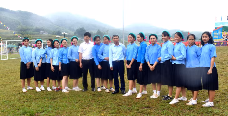 Anh Trần A Tám (giữa) trước giờ giao lưu với đội bóng đá nữ Sán Chỉ xã Đại Dực Lễ hội mùa vàng Soóng cọ xã Đại Dực, huyện Tiên Yên năm 2023