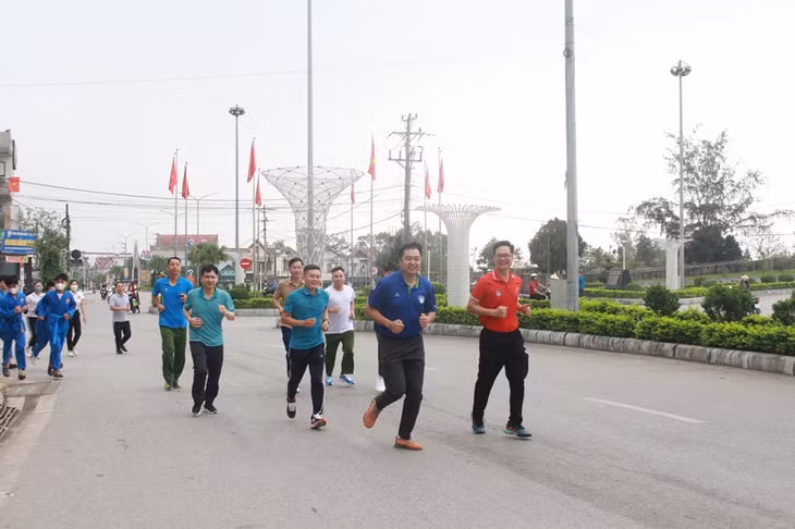 Các đại biểu tham gia chạy hưởng ứng.