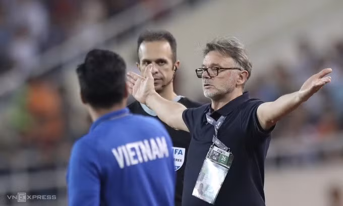 HLV Troussier chỉ đạo trong trận Việt Nam - Indonesia ở lượt bốn bảng F vòng loại hai World Cup 2026 - khu vực châu Á. Ảnh: Lâm Thỏa