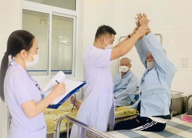 Bác sĩ tại Bệnh viện Lão khoa - Phục hồi chức năng khám bệnh cho bệnh nhân cao tuổi.