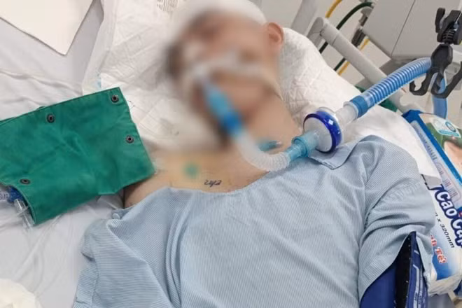 Cháu Đ bị đánh dẫn đến chết não, đang nằm điều trị tại Bệnh viện Đa khoa tỉnh Phú Thọ. Ảnh: Luật sư Nguyễn Anh Thơm.