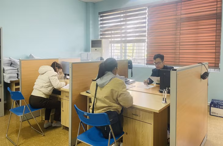 Cán bộ Trung tâm Dịch vụ việc làm Quảng Ninh tư vấn, giới thiệu việc làm cho người lao động.
