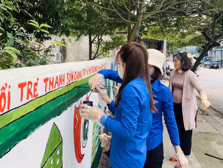 Đoàn Thanh niên phường Thanh Sơn (TP Uông Bí) tổ chức vẽ tranh tường tại các nhà văn hóa nhằm tạo cảnh quan sạch đẹp cho đô thị. Ảnh: Thành Đoàn Uông Bí cung cấp