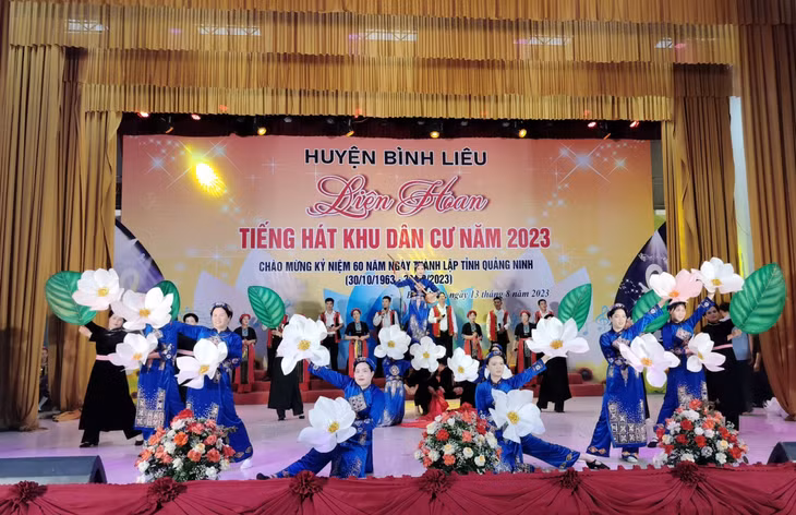 Tiết mục tốp ca mở màn của đội thi xã Hoành Mô.