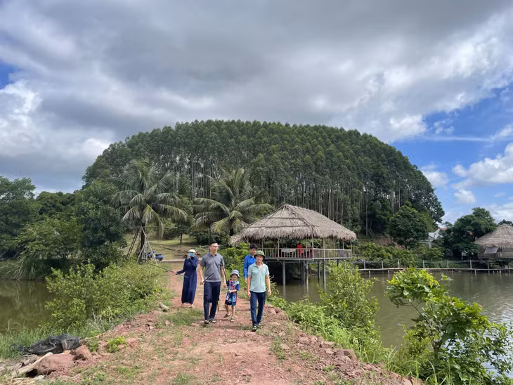 Du khách tham quan trang trại Family ecozone (xã Hải Lạng, huyện Tiên Yên).