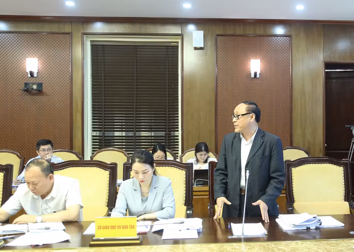 Đồng chí Hồ Chí Đức, Phó Chủ tịch Thường trực Hội Khuyến học tỉnh báo cáo tại cuộc họp.
