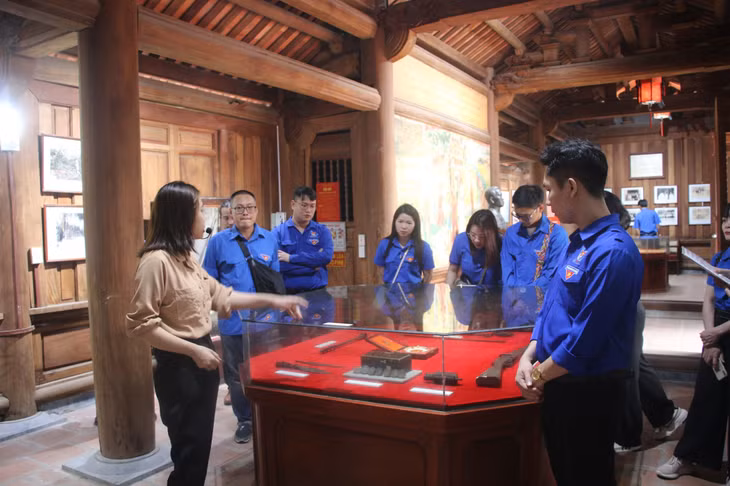 Đoàn tham quan các hiện vật lưu giữ tại chùa Bắc Mã, TX Đông Triều.
