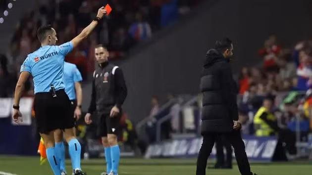 Xavi nhận thẻ đỏ ở trận đấu với Atletico rạng sáng qua.