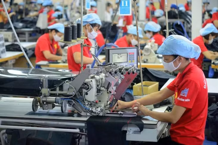 Các doanh nghiệp dệt may mong muốn các ngân hàng tiếp tục giảm lãi suất cho vay. Trong ảnh: Sản xuất tại Tổng công ty May 10.