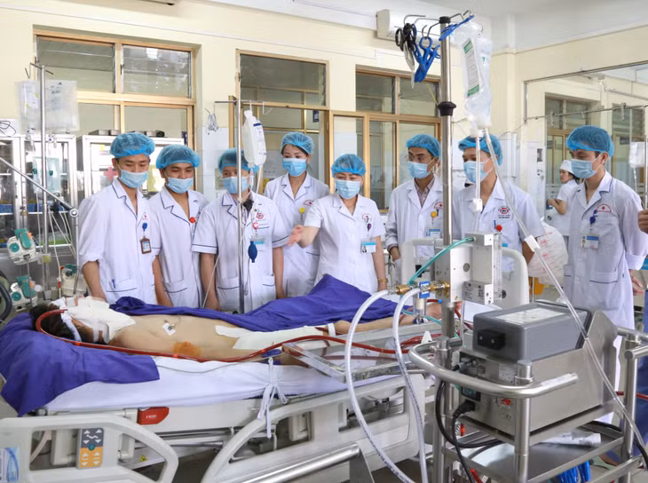 Bác sĩ Đặng Thị Thúy cùng các đồng nghiệp triển khai kĩ thuật ECMO cho người bệnh. Ảnh: Nhân vật cung cấp