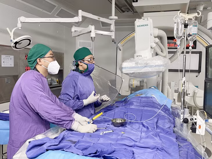 ảnh các bác sĩ đang tiến hành can thiệp mạch cho bệnh nhân