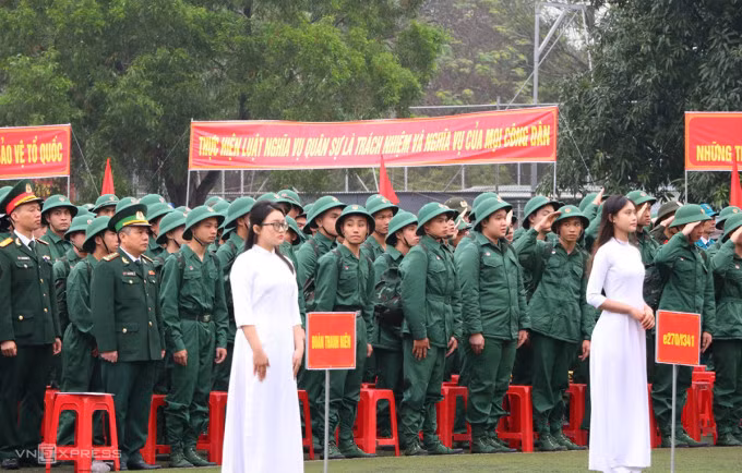 Thanh niên Nghệ An tại buổi giao nhận quân ngày 26/2. Ảnh: Hùng Lê