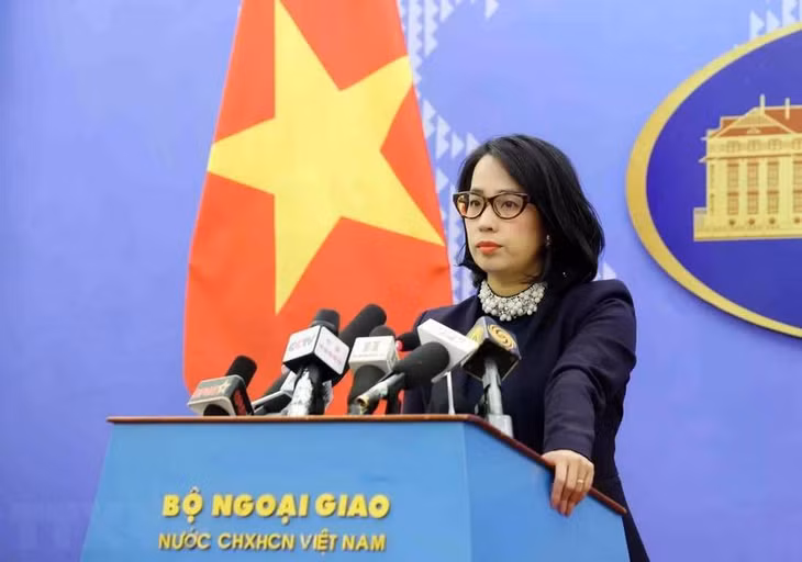 Người Phát ngôn Bộ Ngoại giao Phạm Thu Hằng trả lời câu hỏi của các cơ quan báo chí trong nước và quốc tế. (Ảnh: Phạm Kiên/TTXVN)