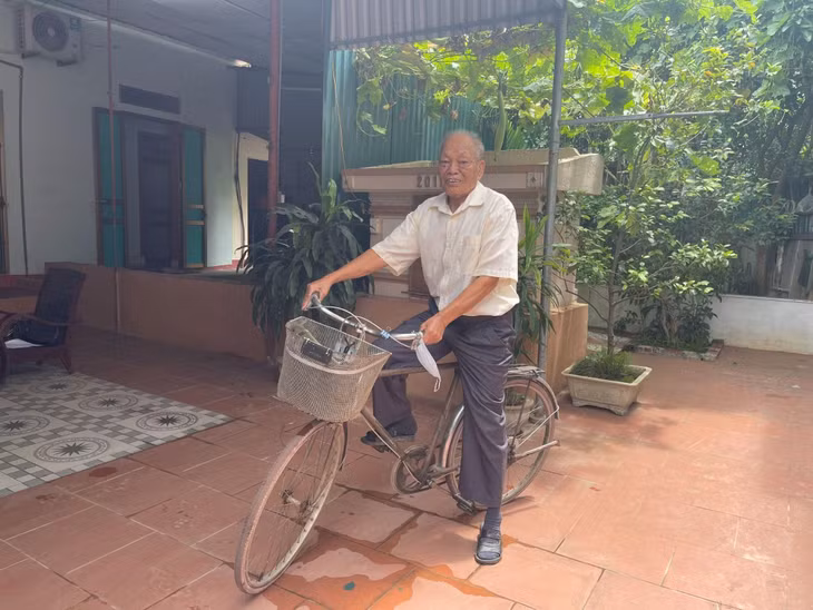Bác Vấn có thể đi lại thoải mái, đạp xe cả chục cây số nhờ Cốt Thoái Vương