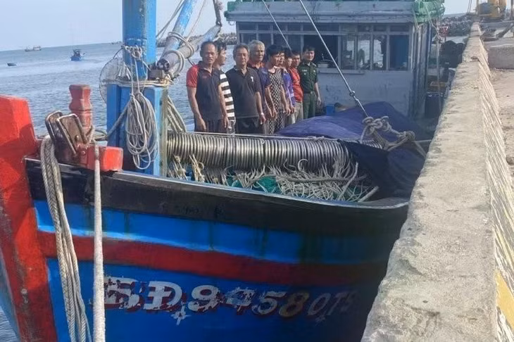 Tám ngư dân trên tàu cá Bình Định BĐ 92155 TS bị chìm đã được ứng cứu đưa về bờ an toàn, lực lượng cứu hộ đang nỗ lực tìm kiếm thuyền viên còn lại. (Ảnh: TTXVN phát)