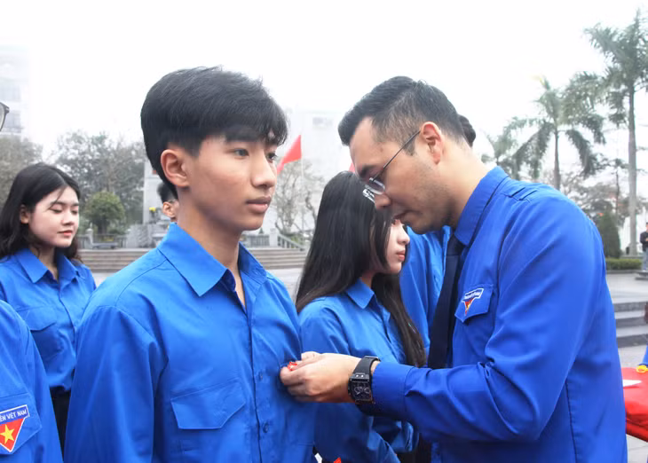 Đồng chí Nguyễn Thế Minh, Phó Bí thư phụ trách Tỉnh Đoàn cài huy hiệu Đoàn cho đoàn viên mới trong lễ công nhận.