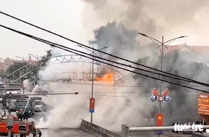Lực lượng cảnh sát phòng cháy chữa cháy có mặt dập tắt đám cháy - Ảnh: TÂM PHẠM