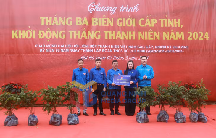 Tuổi trẻ Khối các cơ quan tỉnh và tuổi trẻ Than Quảng Ninh trao biển tượng trưng kinh phí trồng 3.000 cây giống lim, giổi cho đoàn viên thanh niên huyện Hải Hà