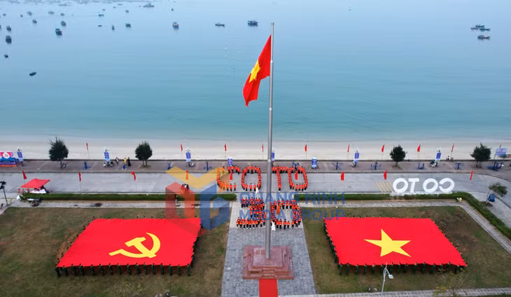 Lễ thượng cờ kỷ niệm 30 năm Ngày thành lập huyện Cô Tô. Ảnh: Tuấn Hưng