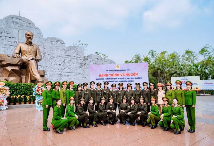 Nữ CBCS Công an Quảng Ninh tham gia hành trình về nguồn năm 2024. Ảnh: CTV