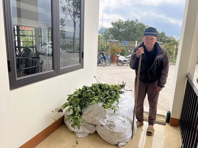 Ông Má A Páo và tang vật (Ảnh: CACC).