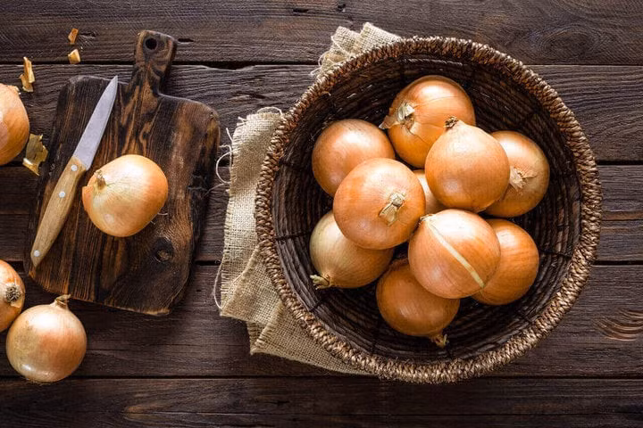 Có một số cách bảo quản hành tây được lâu mà không lo thối, hỏng. (Ảnh: Recipes)