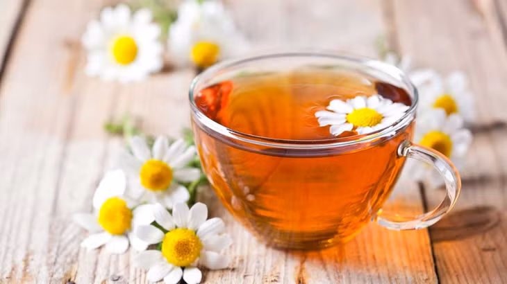Trà hoa cúc được ca ngợi có tác dụng giúp ngủ ngon. Ảnh: Healthline