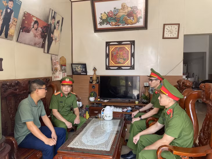 Đồng chí Lý Văn Quân, Đội trưởng Đội Cảnh sát QLHC về TTXH Công an huyện Tiên Yên (bên trái) là tấm gương tiêu biểu về học và làm theo Bác.