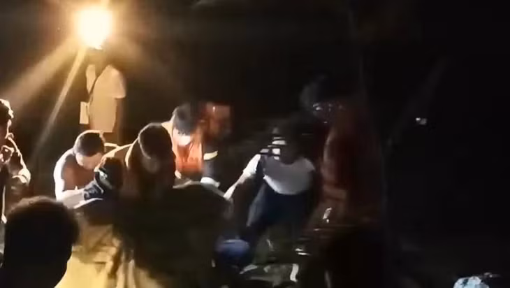 Lực lượng chức năng tìm thấy thi thể nữ sinh bị nước cuốn trôi. Ảnh: Người dân cung cấp
