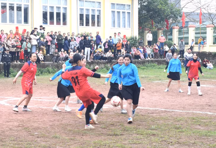 Chợ phiên còn diễn ra giải đá bóng nữ các dân tộc trên địa bàn
