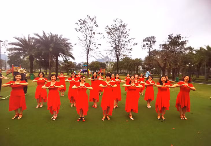 Giờ tập luyện của các thành viên CLB Dân vũ Công viên Hạ Long.