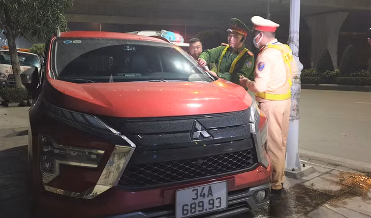 Lực lượng chức năng mời người làm chứng lập biên bản, niêm phong tạm giữ phương tiện để xử lý theo quy định.