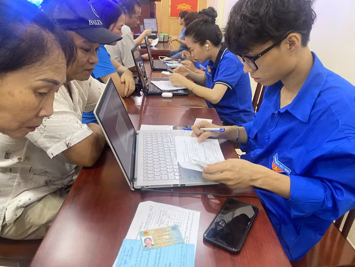 Đoàn Thanh niên phường Yên Giang, TX Quảng Yên hướng dẫn người dân cài đặt và kích hoạt tài khoản định danh điện tử.