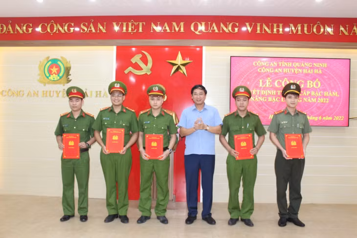 Thượng úy Bùi Minh Tuấn (thứ 2 trái sang) được nhận Quyết định nâng lương, thăng cấp bậc hàm, năm 2022.