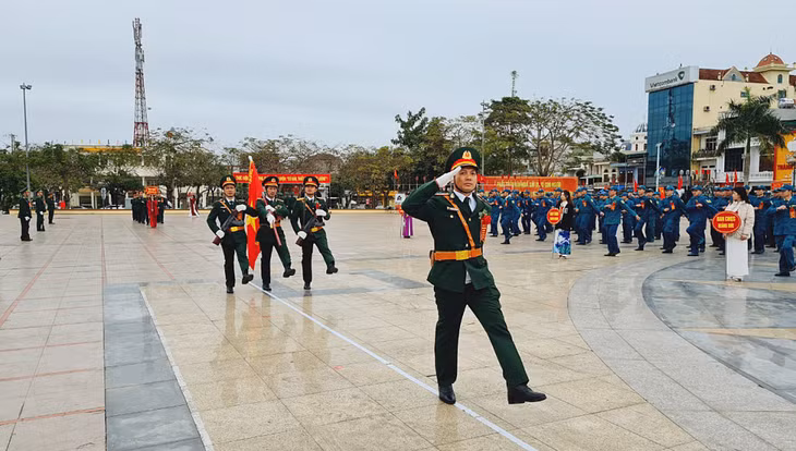 LLVT huyện thực hiện màn duyệt đội ngũ.