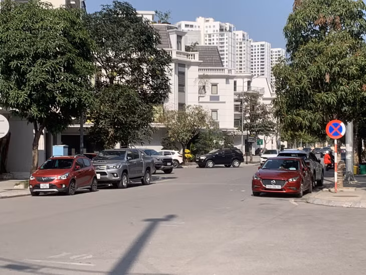 Hành vi đỗ xe ngược đường và ngay dưới biển cấm như thế này vẫn thường diễn ra tại các khu đô thị. (Ảnh chụp tại khu vực đền Trần Quốc Nghiễn, TP Hạ Long, tháng 2/2024)